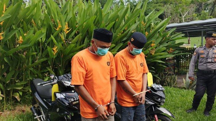 PELAKU CURANMOR - Dua pria residivis kasus pencurian motor saat diamankan Polres Bone Bolango, Selasa (3/6/2025). Keduanya baru saja keluar penjara sekitar tiga bulan lalu dan kini kembali tertangkap akibat perbuatan yang sama. (Sumber Foto: TribunGorontalo.com/Arianto Panambang)
