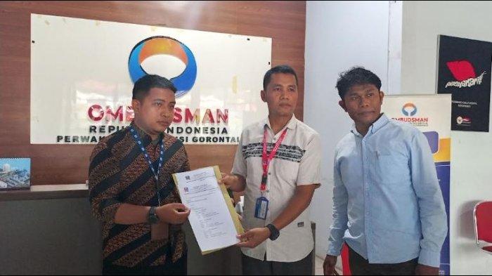Ali Rajak , Kuasa Hukum Perwakilan orang tua murid dan guru mendatangi Kantor Ombudsman Gorontalo untuk melaporkan dugaan penyelewengan dana BOS dan beasiswa PIP di SMABN 1 Botumoito, Kamis (9/1/2025).