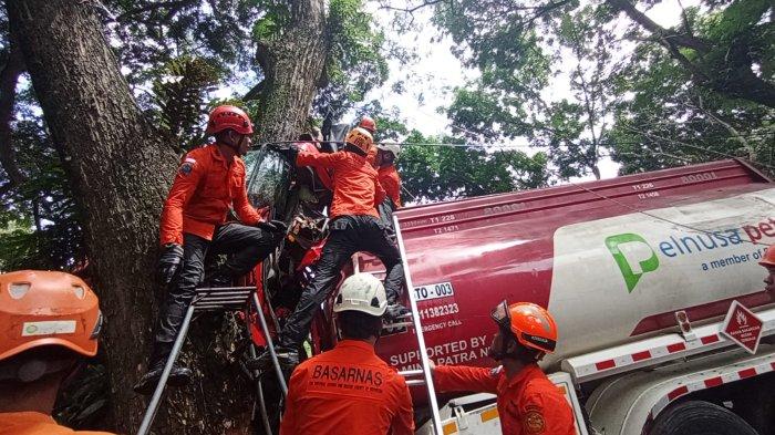 EVAKUASI KORBAN: Tim Kantor SAR Gorontalo mengevakuasi korban kecelakaan mobil BBM di Gorontalo Utara, Rabu (13/2025). Korban terjepit pintu mobil yang menabrak pohon, sehingga kesulitan untuk dievakuasi, apalagi dalam tanki mobil terisi bahan bakar yang mudah menyala. FOTO/HMS Kantor SAR Gorontalo.