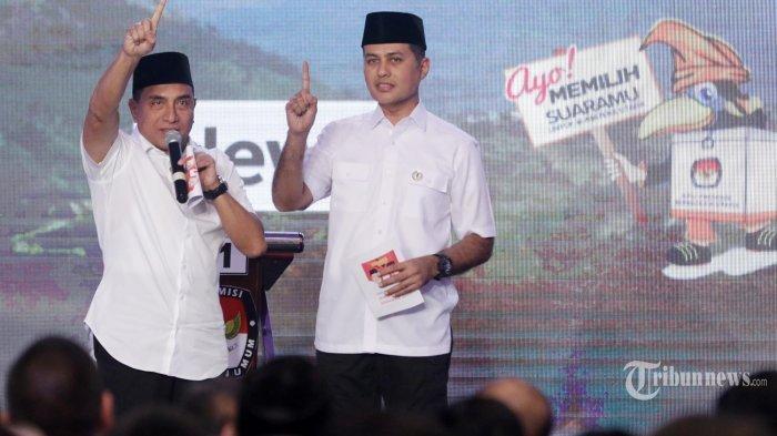Pasangan cagub-wagub Sumut nomor urut satu Edy Rahmayadi (kiri)-Musa Rajeckshah (kanan) menyapa simpatisannya pada Debat Publik Ketiga Pilgub Sumut, di Hotel Santika Dyandra, Medan, Selasa (19/6/2018).