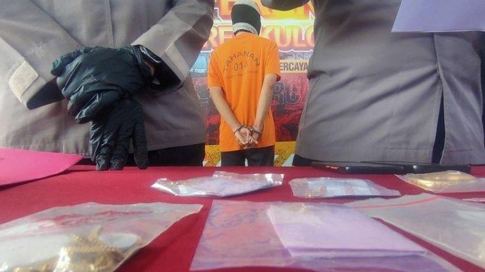 Emas berbagai produk dan bentuk disita dari tangan seorang cleaning service panggilan, MH (36) asal Pajangan, Kabupaten Bantul, Daerah Istimewa Yogyakarta. MH mencuri 100 Gr emas itu dari rumah seorang warga desa yang menggunakan jasanya di Kalurahan Jatirejo, Kapanewon Lendah, Kabupaten Kulon Progo.