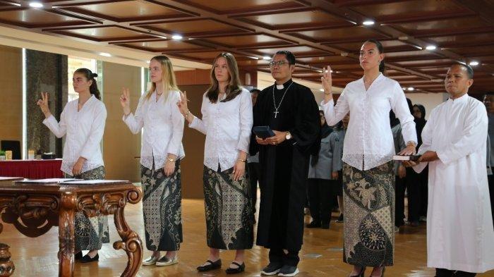 NATURALISASI TIMNAS PUTRI-Empat Pemain Diaspora Resmi Jadi WNI untuk Timnas Putri. Bertempat di Kantor Administrasi Hukum Umum (AHU) Kementerian Hukum dan HAM, keempat pemain diaspora tersebut Emily Julia Frederica Nahon, Felicia Victoria De Zeeuw, Iris Joska De Rouw, dan Isa Guusje Warps menjalani prosesi pengambilan sumpah sebagai tahap akhir dari proses naturalisasi yang telah disetujui DPR RI.