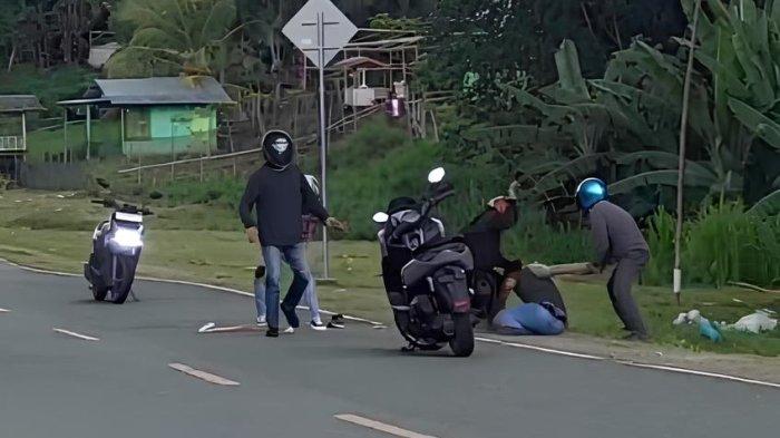 PENGANIAYAAN -- Empat pria vs Satu Pria berkelahi di jalan Gorontalo Outer Ring Road. Keempat ini dengan brutal memukul sang pria hingga sempoyongan. Potongan video ini diterima TribunGorontalo.com Senin 5 Mei 2025.