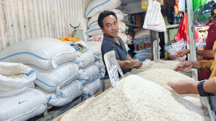 HARGA BERAS -- Harga beras di Kabupaten Gorontalo kembali melonjak tajam dan membuat resah warga serta pedagang. Di Pasar Sentral Limboto, harga beras kini mencapai Rp820 ribu per koli, naik signifikan dibandingkan bulan sebelumnya yang hanya sekitar Rp650 ribu.