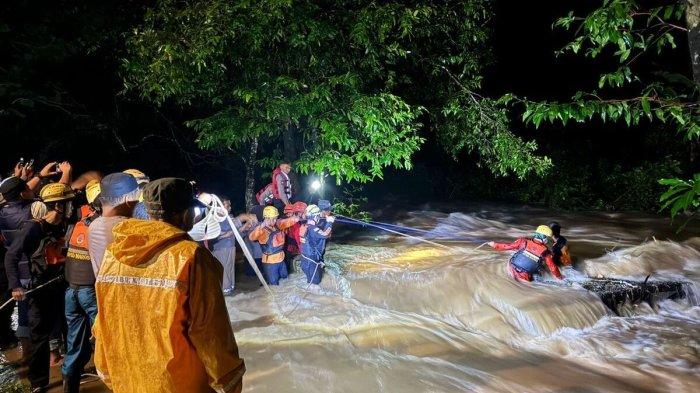 Enam orang mahasiswa Universitas Hasanuddin (Unhas) Makassar hanyut terbawa arus di Sungai Biseang La'boro (Bislap), Kabupaten Maros, Sulawesi Selatan (Sulsel), Kamis (23/1/2025) sore.