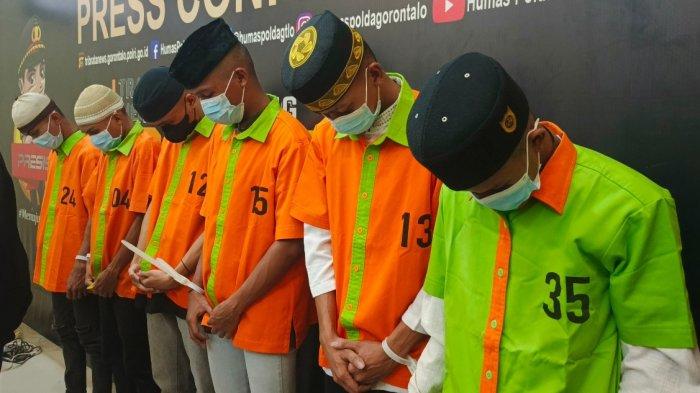 PELAKU PELECEHAN - Enam tersangka dihadirkan dalam konferensi pers kasus pelecehan seksual gadis di bawah umur di Mapolda Gorontalo, Kamis (30/1/2025). Para tersangka mengenakan rompi oranye dan resmi ditahan polisi.