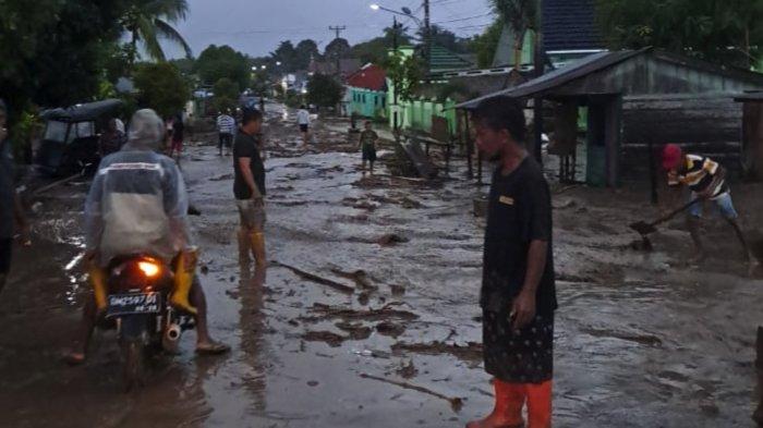 Evakuasi banjir di Desa Soginti, Kecamatan Paguat, Kabupaten Pohuwato, Gorontalo, Minggu (15/12/2024).