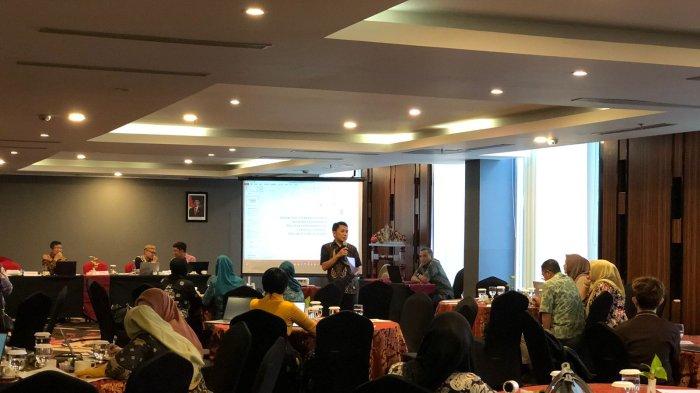 FKP SKALA - Suasana Forum Konsultasi Publik (FKP) Rancangan Peraturan Daerah tentang Pengarusutamaan Gender yang digelar di Hotel Aston Gorontalo, Jumat (20/6/2025). Pertemuan ini melibatkan berbagai pemangku kepentingan, sebagai bagian dari proses finalisasi regulasi perlindungan perempuan dan anak di Provinsi Gorontalo. FOTO: Wawan Akuba