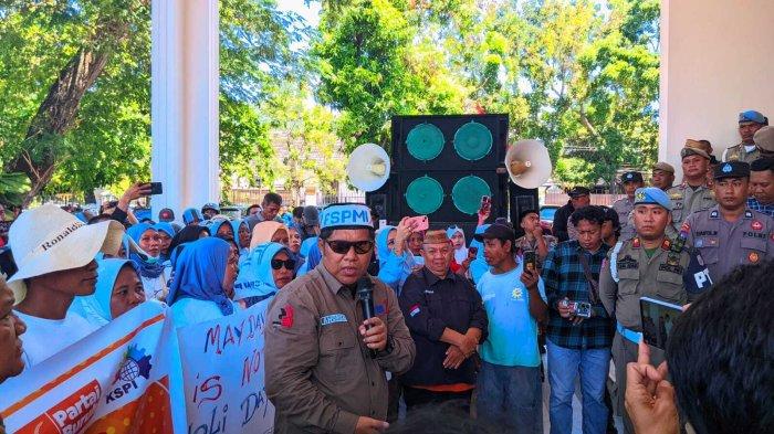 DEMO BURUH - FSPMI dan sejumlah serikat pekerja buruh demonstrasi di depan rumah jabatan gubernur Gorontalo, Kamis (1/5/2025). Mereka membawa tujuh tuntutan, tiga di antaranya berkaitan isu lokal.