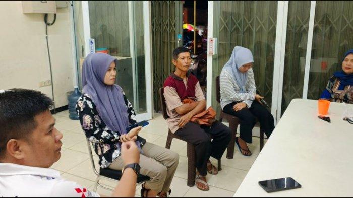 KADES TIPU WARGA - Foto keluarga NH menemui wartawan TribunGorontalo.com, Minggu (9/2/2025). Keluarga NH mengadukan perihal Kades Hutabohu, RP, yang diduga menjadi calo seleksi PPPK Kominfo RI.