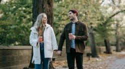 KENCAN DI TAMAN - Foto pasangan berkencan di taman, diambil dari Pexels, Minggu (9/2/2025). Berkencan di taman bisa memberi pengalaman menarik dan kenangan tak terlupakan