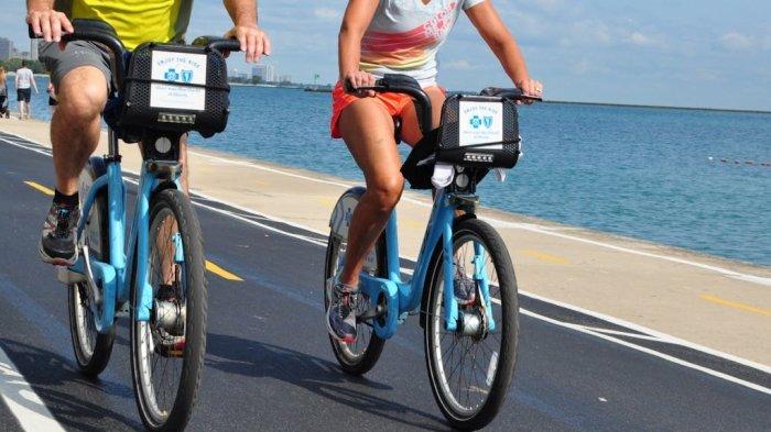 BERSEPEDA - Foto pasangan sedang bersepeda, diambil dari Pexels, Minggu (9/2/2025). Bersepeda di akhir pekan bersama pasangan sangat menarik untuk dicoba.