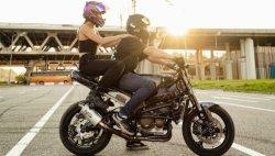 NAIK MOTOR - Foto pasangan tengah berkendara, diambil dari Pexels, Minggu (9/2/2025). Berkendara berdua menuju tempat belum dikunjungi akan memberikan pengalaman menarik dan kenangan indah.