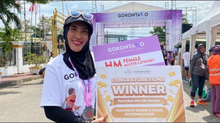 Frida Yunita Paudi meraih juara 1 Gorontalo Half Marathon kategori 21K Master Female