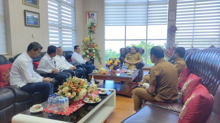 General Manager PLN UIP Sulawesi Josua Simanungkalit dan General Manager PLN UID Suluttenggo, Johanes Ari Dartomo bertemu Penjabat (Pj) Gubernur Gorontalo Ismail Pakaya di ruang kerja Pj Gubernur Gorontalo, Senin (4/12/2023) pagi hari.