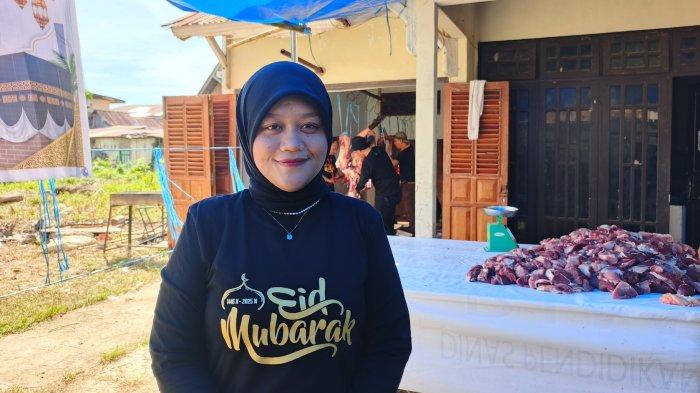 GRANDQ BERBAGI KURBAN -- Direktur Operasional Grand Q Hotel Gorontalo, Rima Fazriah Usman diwawancarai di lokasi pembagian hewan kurban Idul Adha, Sabtu (07/6/2025). Photo by Arianto Panambang, TribunGorontaloc.om.