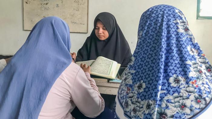 GURU NGAJI - Deasinta Rian Hepat berusia 29 tahun merupakan warga Kelurahan Heledulaa Kecamatan Kota Timur yang menjadi guru ngaji di TPQ Al-Marhamah Kelurahan Dulalowo Timur, Kecamatan Kota Tengah Kota Gorontalo, Kamis (31/72025).