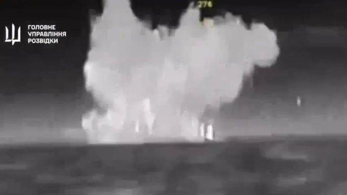 Gambar sebuah kapal perang Rusia dihantam Ukraina.