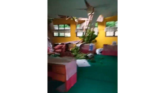 Gedung SMPN 9 Kota Gorontalo ambruk.