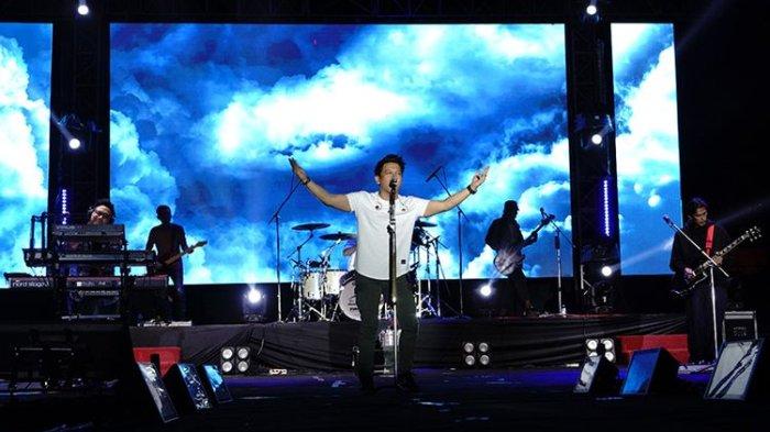 Grup band Noah yang beranggotakan Ariel, Uki, dan David tampil memukau dalam konser gratis dalam rangka memeriahkan HUT ke-282 Kabupaten Wonogiri, Jawa Tengah, di alun-alun Giri Krida Bakti, Rabu (17/5/2023).