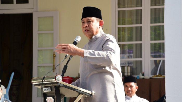 BANTUAN PEMPROV - Gubernur Gorontalo Gusnar Ismail saat membuka kegiatan Kuliah Subuh sekaligus bersilaturahmi dengan warga Muhammadiyah di halaman Rumah Jabatan Gubernur, Sabtu (20/4/2025).