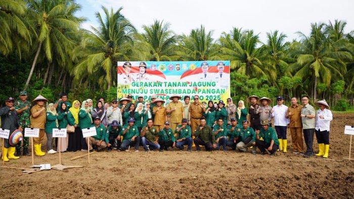 FOTO BERSAMA - Gubernur Gorontalo Gusnar Ismail berkunjung ke Pohuwato untuk menghadiri saat Rapat Koordinasi Cetak Sawah Tingkat Kabupaten Pohuwatodi Aula Panua, Kabupaten Pohuwato, Selasa (24/06/2025). 