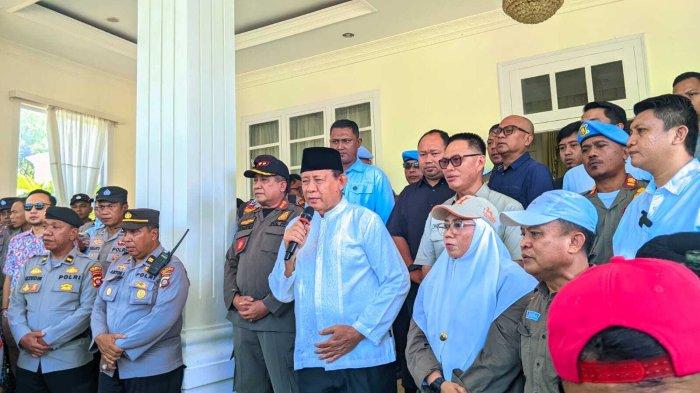 AKSI BURUH - Potret Gubernur Gorontalo Gusnar Ismail bertemu massa aksi di depan rumah dinas, Kamis (1/5/2025). Gubernur Gusnar berjanji akan membentuk tim Satgas bersama perwakilan buruh.