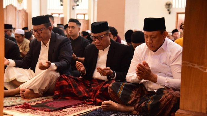 SALAT IDULADHA - Gubernur Gorontalo, Gusnar Ismail mengikuti salat Iduladha di masjid Agung Baiturrahim Kota Gorontalo, Jumat (6/6/2025)
