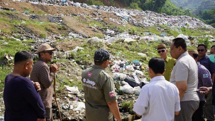 PANTAU TPA - Gubernur Gorontalo Gusnar Ismail meninjau Tempat Pembuangan Akhir (TPA) Talumelito Kabupaten Gorontalo, Senin (9/6/2025).