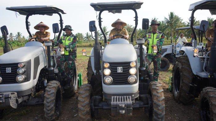 AGENDA GUBERNUR - Gubernur Gorontalo Gusnar Ismail menyerahkan alsintan dalam Rapat Koordinasi Cetak Sawah Tingkat Kabupaten Pohuwato Tahun 2025 di Aula Panua, Kabupaten Pohuwato, Selasa (24/06/2025).