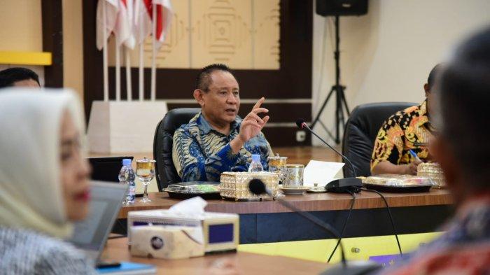 PRESTASI GUBERNUR - Gubernur Gorontalo Gusnar Ismail saat memberikan arahan pada rapat kerja persiapan kunjungan kerja ke Pohuwato, Jumat (9/5/2025).