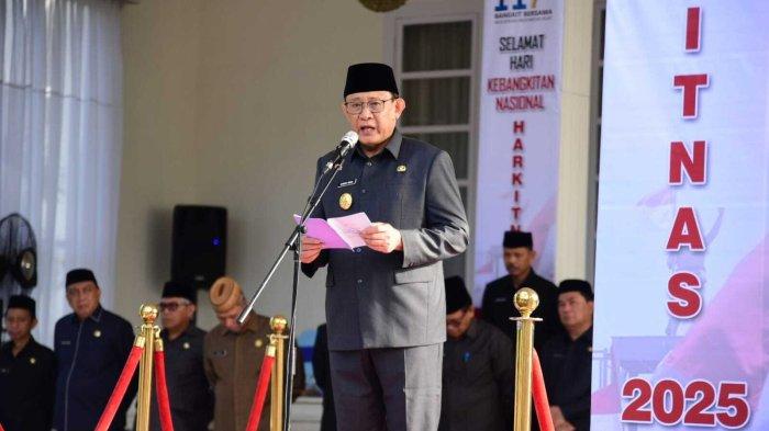 BANTU WARGA -- Gubernur Gorontalo Gusnar Ismail 