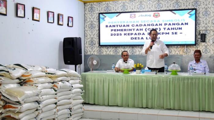 PENYALURAN BERAS - Gubernur Gusnar Ismail memberikan sambutan pada penyaluran bantuan beras CPP di Desa Luhu, Kecamatan Telaga, Kabupaten Gorontalo, Rabu (23/7/2025). (Foto : Haris)