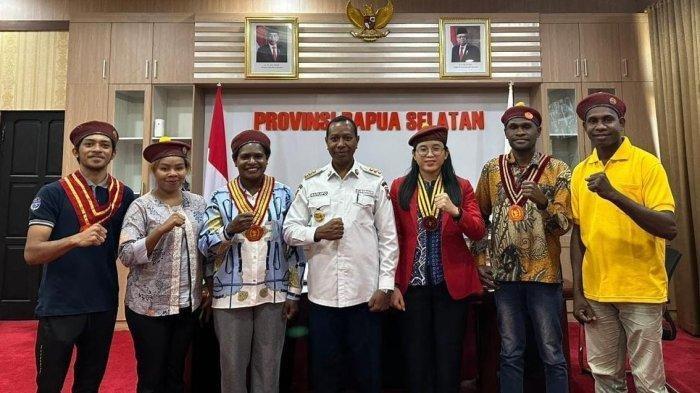 Penjabat (Pj) Gubernur Papua Selatan, Apolo Safanpo (tengah), menerima audiensi Pengurus Pusat PMKRI, DPC PMKRI Cabang Merauke dan Panitia Pelaksana Kongres dan MPA PMKRI di kantor Gubernur Papua Selatan, jelang Kongres XXXIII dan MPA XXXII, Jumat (22/3/2024).  