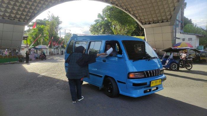 Gusdurian membagikan stiker ke pengguna jalan
