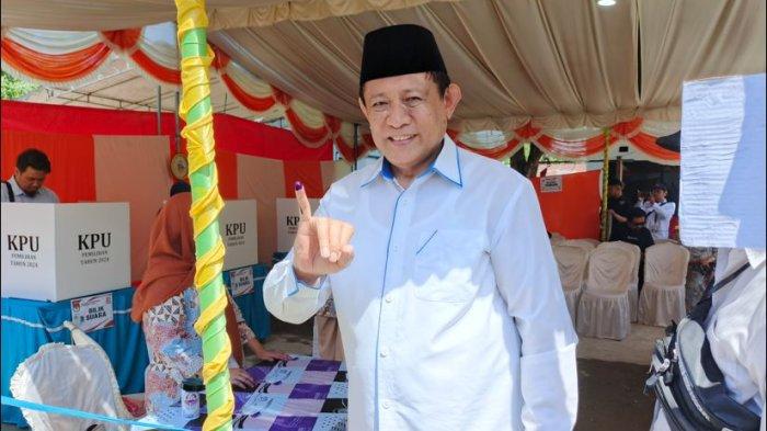 Gusnar Ismail menunjukkan jarinya yang telah dicelup tinta biru. Cagub Gorontalo ini baru saja mencoblos di TPS 004 Dulomo Selatan Kota Gorontalo, Rabu (27/11/2024).