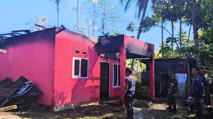 HABIS DILAHAP -- Rumah Ali setelah dilahap api.