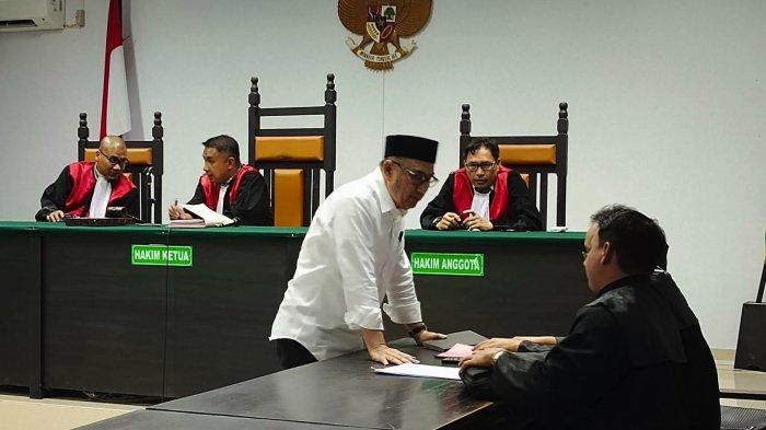 HAMIM DAN KUASA HUKUM -- Eks Bupati Bone Bolango, Hamim Pou tampak berdiskusi dengan kuasa hukumnya, Selasa (8/4/2025).