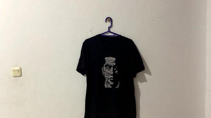 Hadiah kaos hitam bergambar wajah Jokowi