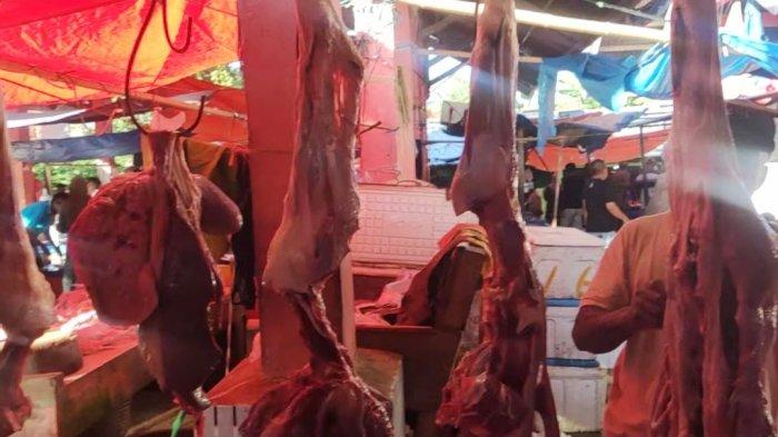 HARGA DAGING - Harga Daging sapi dan ayam masih stabil di Pasar Tradisional Tilamuta Boalemo, Kamis,(15/5/2025). Pedagang sebut adanya peningkatan permintaan.