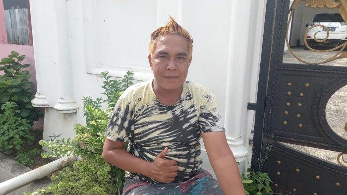 Hasan Madjowa pengangkut sampah di Kota Gorontalo.