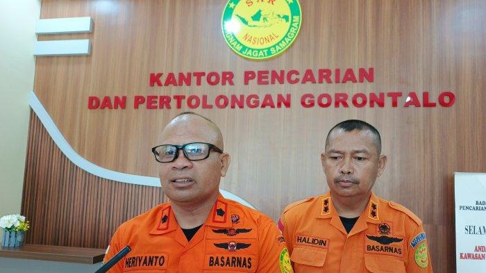 EVAKUASI MAHASISWA - Kepala Kantor Pencarian dan Pertolongan Gorontalo, Hariyanto, saat diwawancarai wartawan pada Rabu (16/4/2025) pagi. Heriyanto menceritakan proses evakuasi mahasiswa UNG di Kecamatan Bulawa, Kabupaten Bone Bolango, Provinsi Gorontalo.