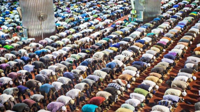 Ilustrasi - Suasana salat tarawih saat bulan Ramadhan.