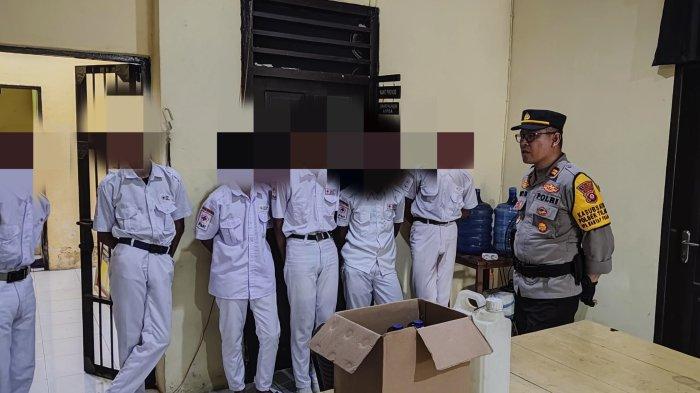 Iptu Dolvy saat lakukan pembinaan kepada siswa yang kedapatan pesta miras di Polsek Tilamuta, Rabu (16/10/2024).