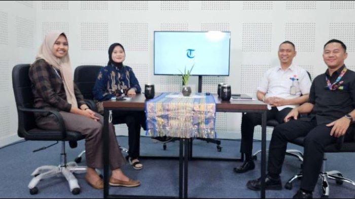 Irval Syamsyul Bachri, Manajer Hotel Amaris Gorontalo bersama Aditya Rono Sumitro, Supervisor Operasional Hotel Amaris Gorontalo saat menghadiri Tribun Podcast, Jumat (25/10/2024).