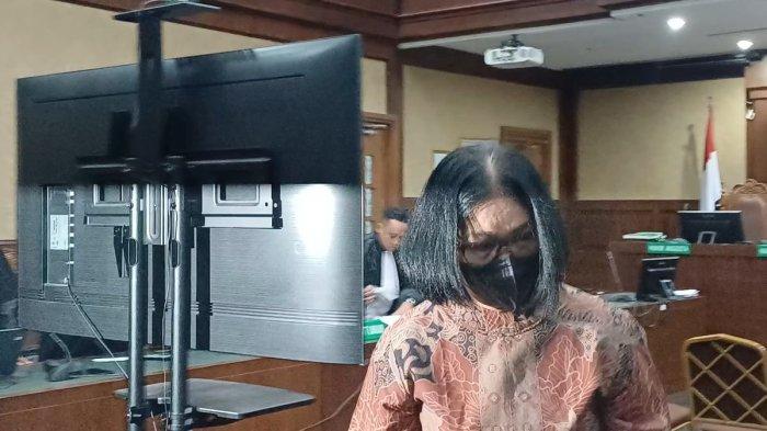 Istri Erintuah Damanik, hakim Pengadilan Negeri (PN) Surabaya yang didakwa menerima suap vonis bebas pelaku pembunuhan Gregorius Ronald Tannur, Rita Sidauruk usai diperiksa sebagai saksi untuk perkara suaminya di Pengadilan Tipikor Jakarta Pusat, Selasa (7/1/2025).(KOMPAS.com/Syakirun Ni'am)
