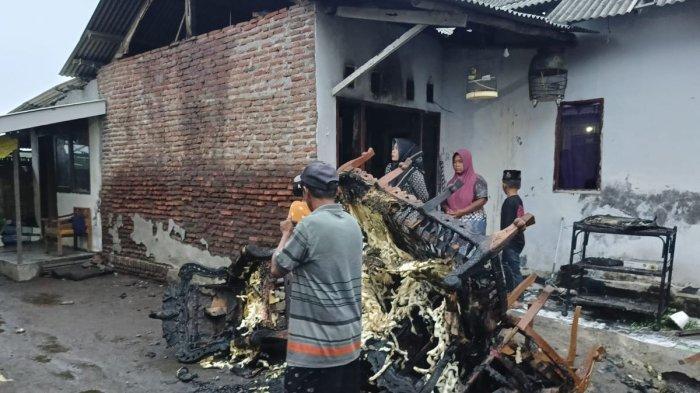 Seorang istri sengaja membakar rumahnya sendiri akibat cekcok dengan suaminya.