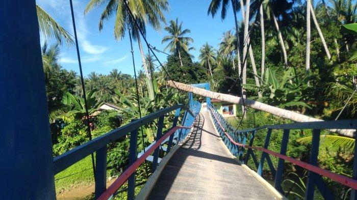 JEMBATAN RUSAK -  Kondisi saat ini Jembatan penghubung di Dusun 1, Desa Pentadu Barat, Kecamatan Tilamuta, Kabupaten Boalemo. Jembatan gantung yang berada di Desa Pentadu Barat, Kabupaten Boalemo ini tak bisa digunakan lagi akibat adanya pohon tumbang