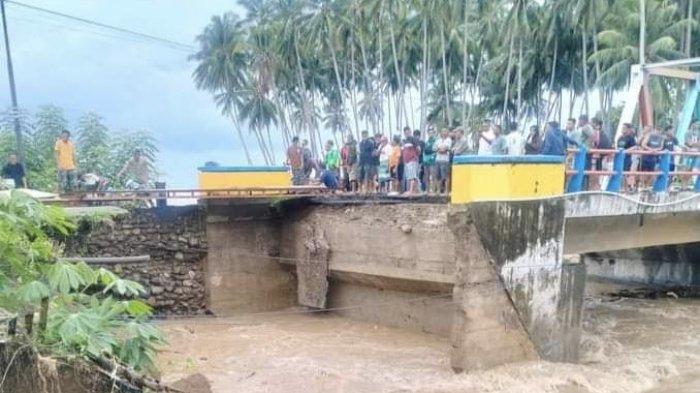 Jembatan putus di Monano, Kecamatan Bone, Kabupaten Bone Bolango, Provinsi Gorontalo, Sabtu (22/6/2024). 