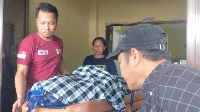 Jenazah Rusdy S Gany (49), pengacara yang tewas ditembak pada malam pergantian tahun tengah berada di rumah sakit Bhayangkara Polri Makassar untuk menjalani otopsi. Rabu, (1/1/2025).